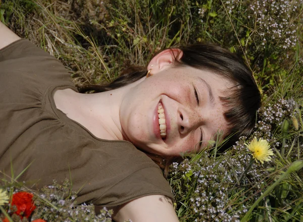 Smiling girl in field — Stock Photo, Image