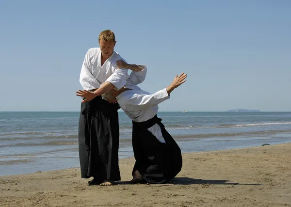 Aikido på stranden — Stockfoto