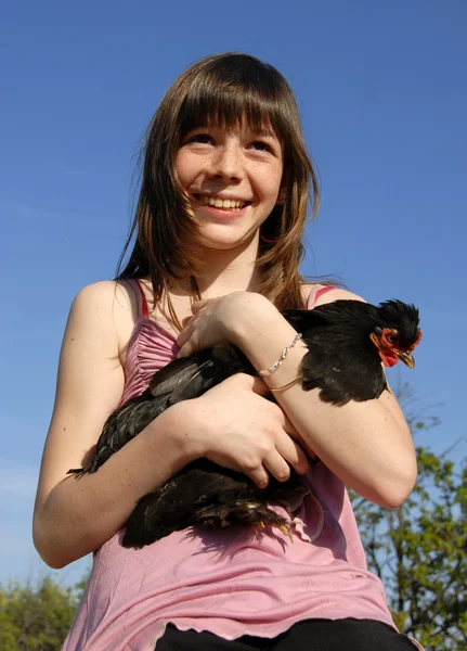 행복 한 소녀와 치킨 — 스톡 사진