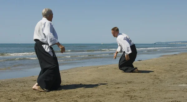 Opleiding van aikido op het strand — Stockfoto
