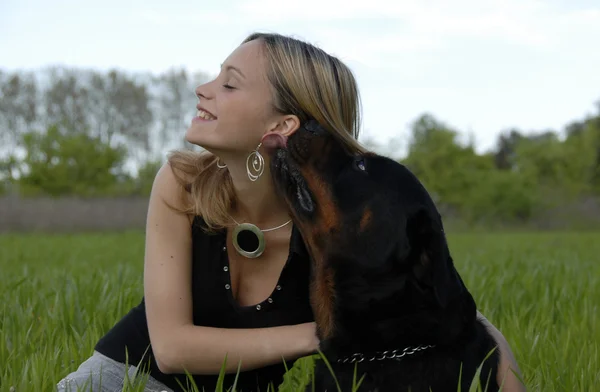 Šťastný mladý teenager a její pes — Stock fotografie