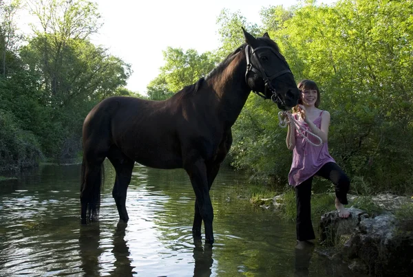 Ребенок и лошадь в реке — стоковое фото