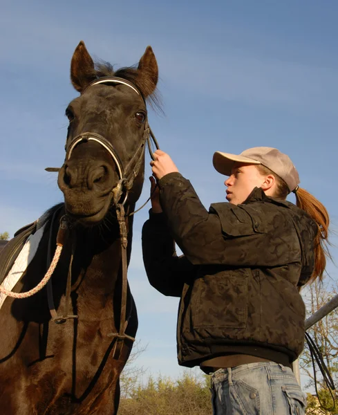 Tiener, hoofdstel en paard — Stockfoto