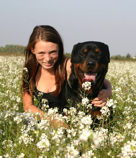Teenager and rottweiler — Stock Photo, Image