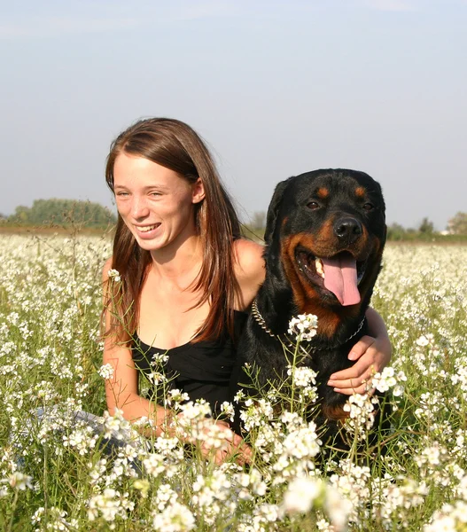 Teen and rottweiler — Stock Photo, Image