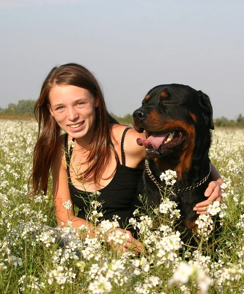Chica joven y rottweiler — Foto de Stock