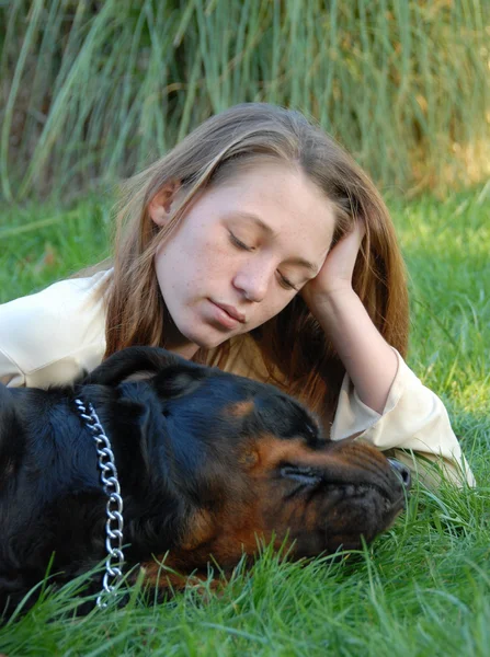Cão e mulher adormecidos — Fotografia de Stock
