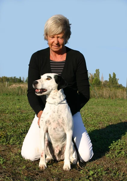Donna anziana e cane — Foto Stock