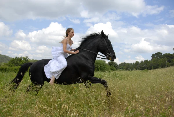 Paardrijden bruiloft vrouw — Stockfoto