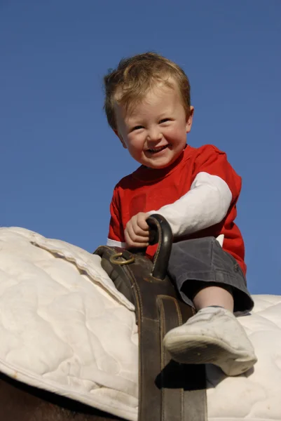 Ridning liten pojke — Stockfoto