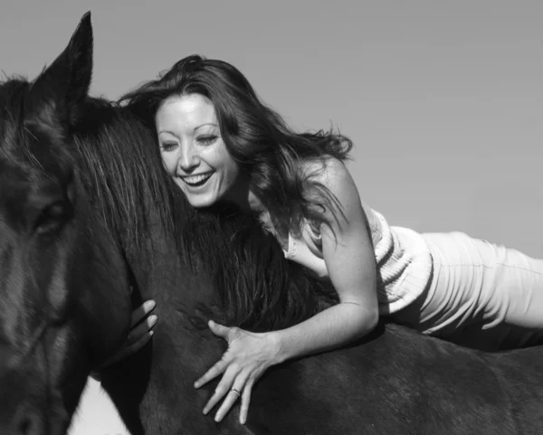笑う女性と種馬 — ストック写真