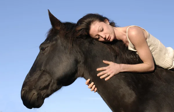 Žena a kůň — Stock fotografie
