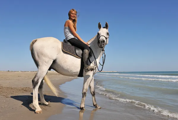 Sorrindo menina equitação — Fotografia de Stock