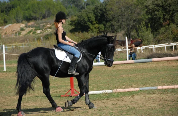 Paardrijden jonge vrouw — Stockfoto