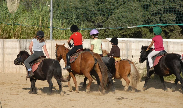 Jazdy konnej dzieci — Zdjęcie stockowe