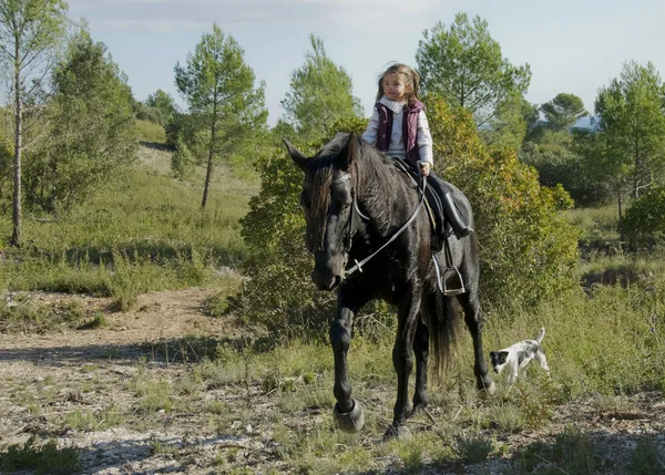 Jonge paardrijden meisje — Stockfoto