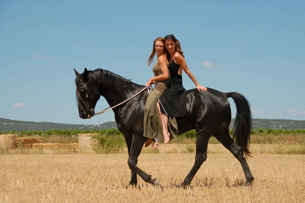 Felice equitazione donne — Foto Stock