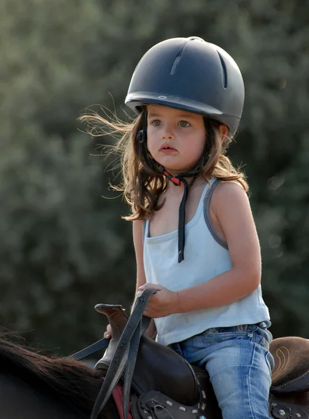 Petite fille à cheval — Photo