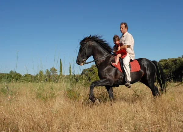 Человек, ребенок и лошадь — стоковое фото