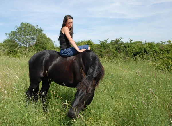 骑马的女孩 — 图库照片