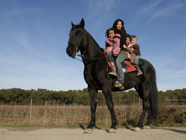 骑马家庭 — 图库照片