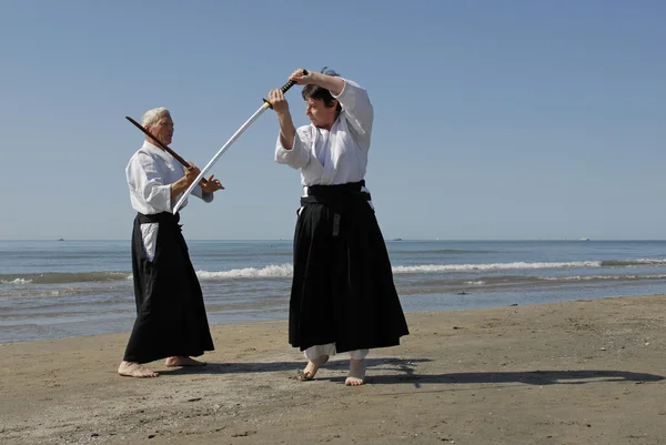 Opleiding van aikido op het strand — Stockfoto