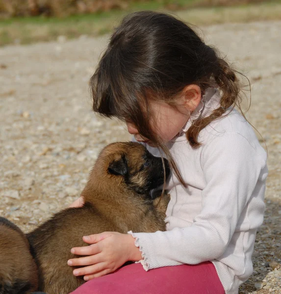 Tyttö ja pieni koira — kuvapankkivalokuva
