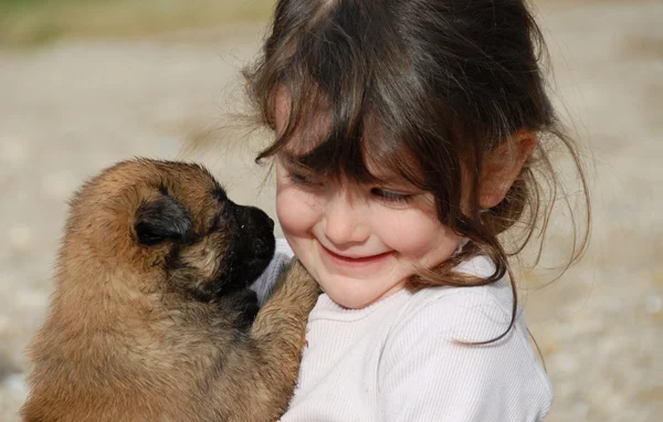 Klein meisje en puppy — Stockfoto