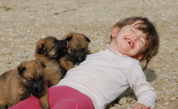 Gülen kız ve köpek yavruları — Stok fotoğraf