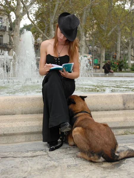 Läsande kvinna och fontän — Stockfoto