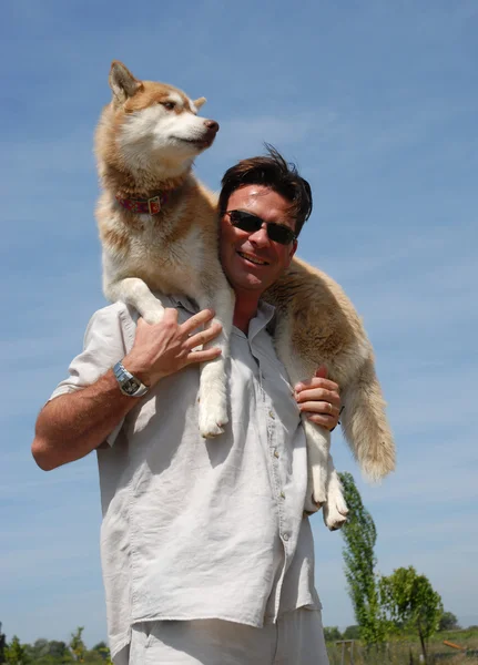 Mann und sibirischer Husky — Stockfoto
