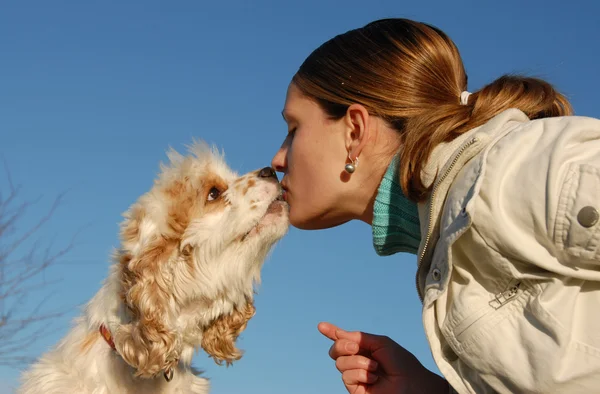 Frau und Hund küssen — Stockfoto