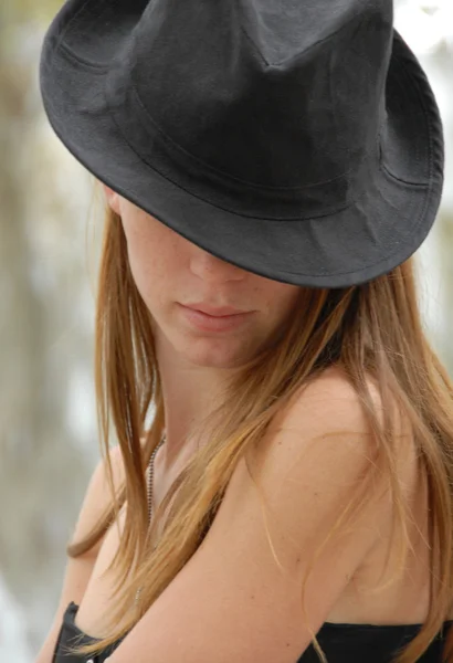 Tiener en hoedadolescente y sombrero — Stockfoto