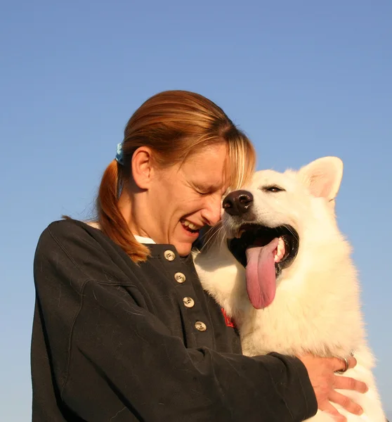 Mädchen und weißer Schäferhund — Stockfoto