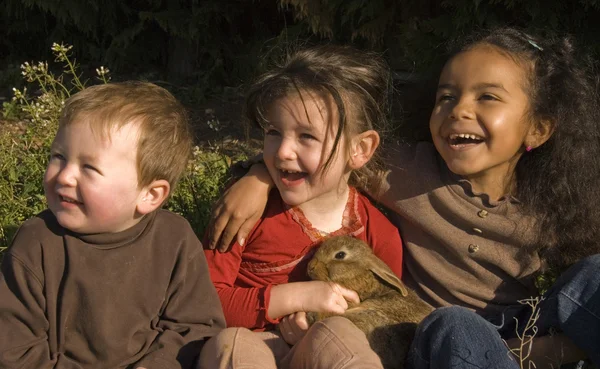 Drie kinderen en bunny — Stockfoto