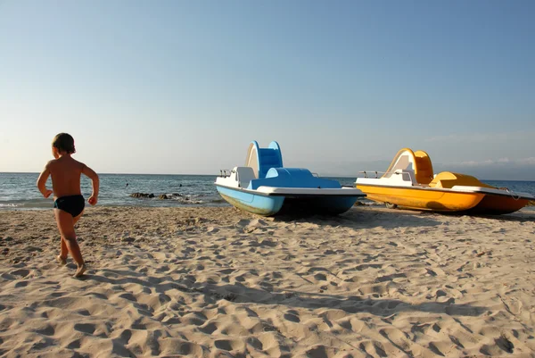 Strand, Junge und Tretboote — Stockfoto