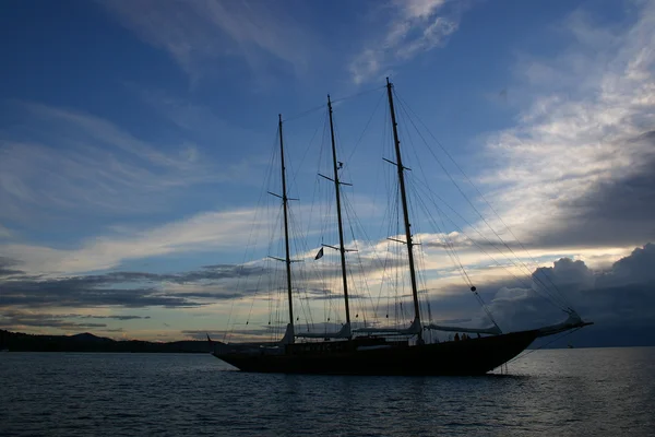 Yelkenli tekne akşam — Stok fotoğraf