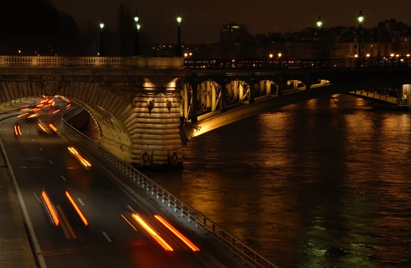 Trafik i paris på natten — Stockfoto