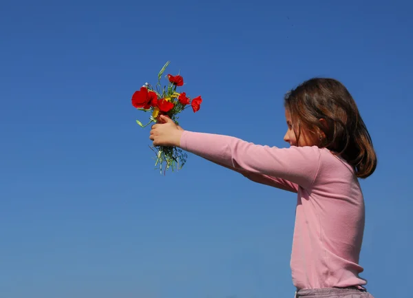 Kind und Blumen — Stockfoto
