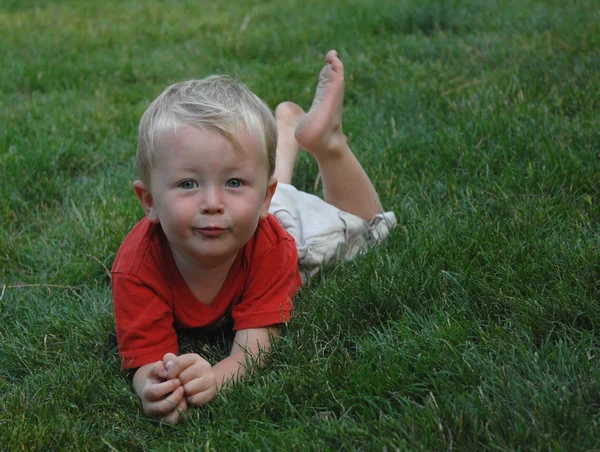 Garçon heureux dans l'herbe — Photo