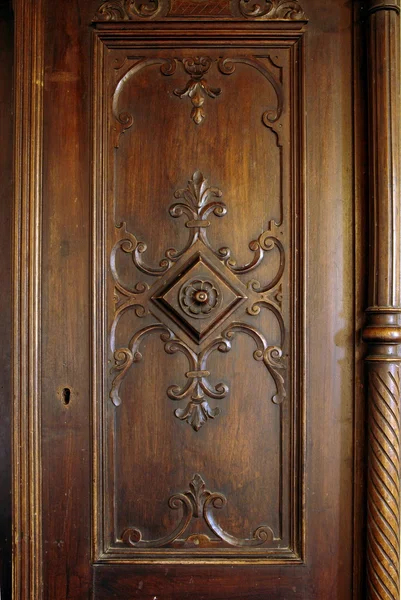 Antica porta intagliata in legno — Foto Stock