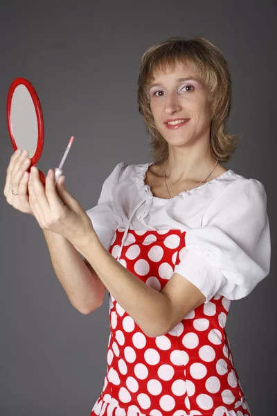 La ragazza con uno specchio e un rossetto — Foto Stock