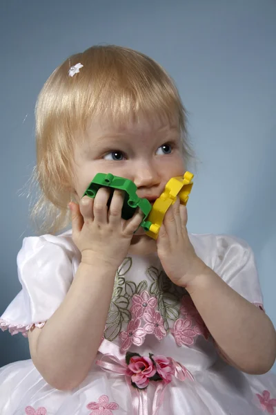 Bir oyuncak ile kız — Stok fotoğraf