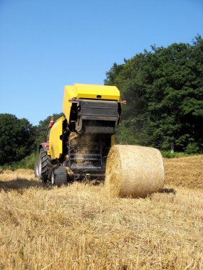 bir haybale boşaltma baler