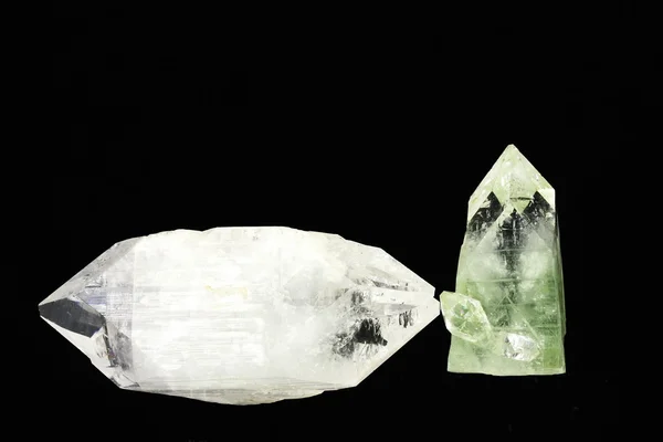 Зеленые и белые кристаллы апофиллита — стоковое фото