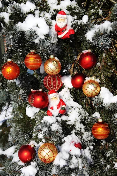 Предпосылки / контекст Christmas decorations in snow — стоковое фото