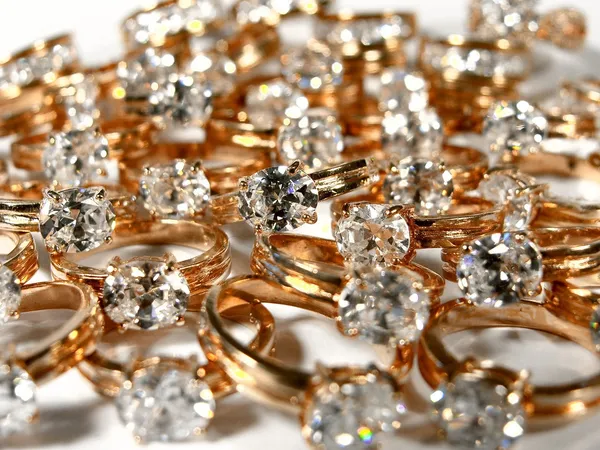 Viele Ringe mit großen Diamanten — Stockfoto