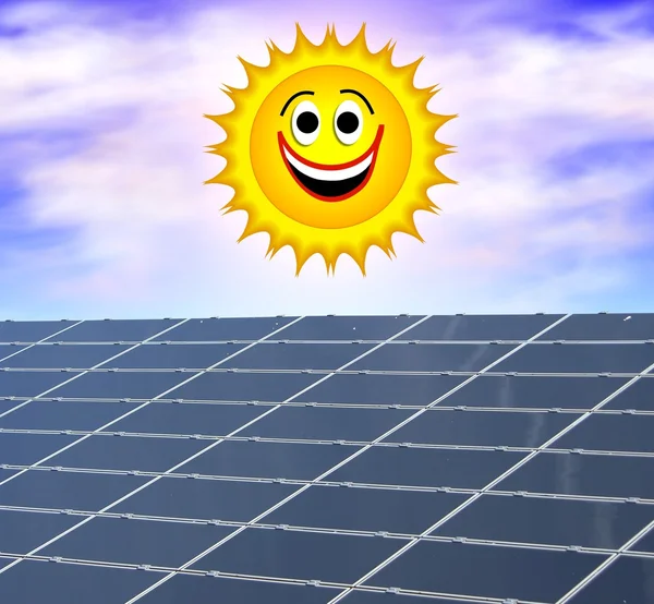 Painel solar contra um sol sorridente — Fotografia de Stock