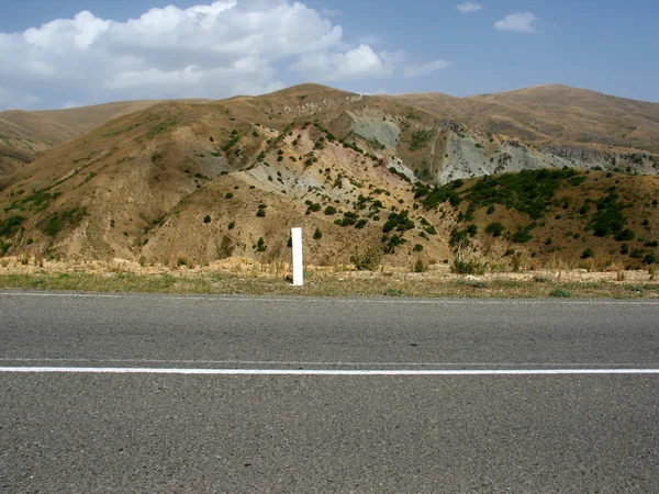 道路のアスファルトや山 ロイヤリティフリーのストック画像