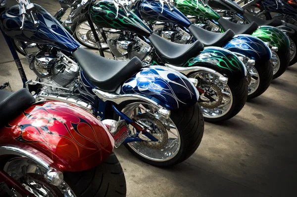 Kleurrijke aangepaste motorfietsen — Stockfoto